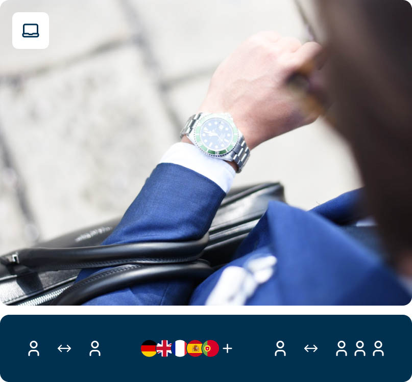 Ein Geschäftsmann mit Aktentasche und Blick auf die Uhr nutzt das Lernformat Micro-Learning als kompaktes Sprachtrainig.