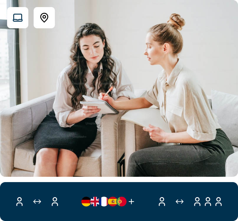 Eine Sprachtrainerin coacht eine Teilnehmerin innerhalb des Lernformats Sprachcoaching für Unternehmen.