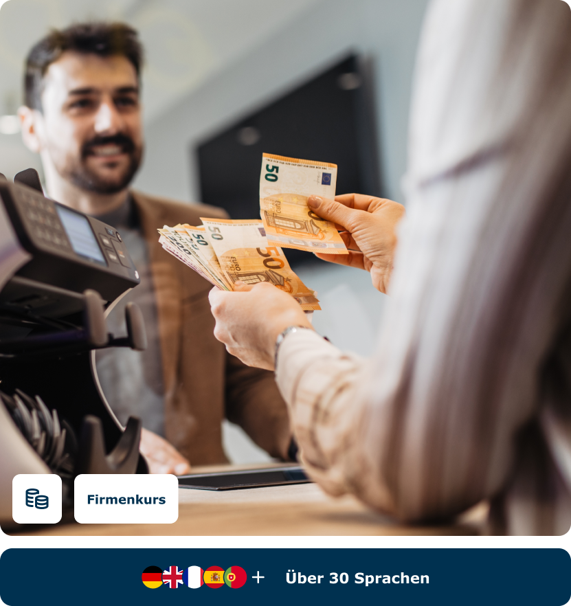 Bankangestellte zahlt einem Kunden Geld aus, nach dem Kurs Deutsch für Finanzwesen von FOKUS Sprachen.