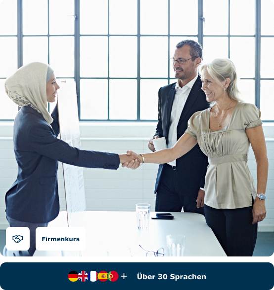 Vertriebsprofi begrüßt Geschäftspartner per Handschlag im Firmentermin, Deutsch für Verkauf & Vertrieb von FOKUS Sprachen.