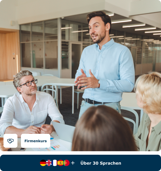 Vertriebsleiter präsentiert souverän vor seinem Team im Firmentermin, Englisch für Verkauf & Vertrieb von FOKUS Sprachen.