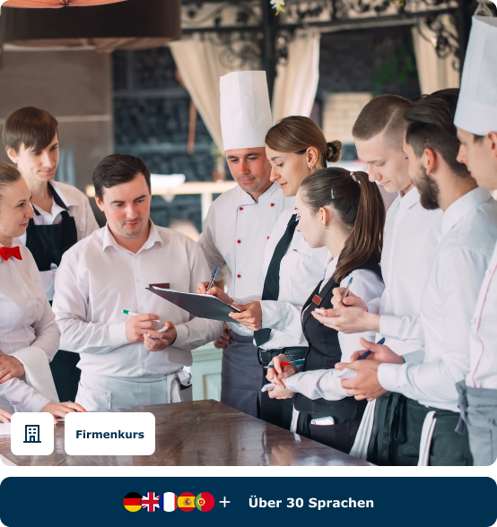 Küchenchef bespricht sich mit dem Serviceteam im Restaurant, Firmenkurs Deutsch für Hotellerie & Gastronomie von FOKUS Sprachen.
