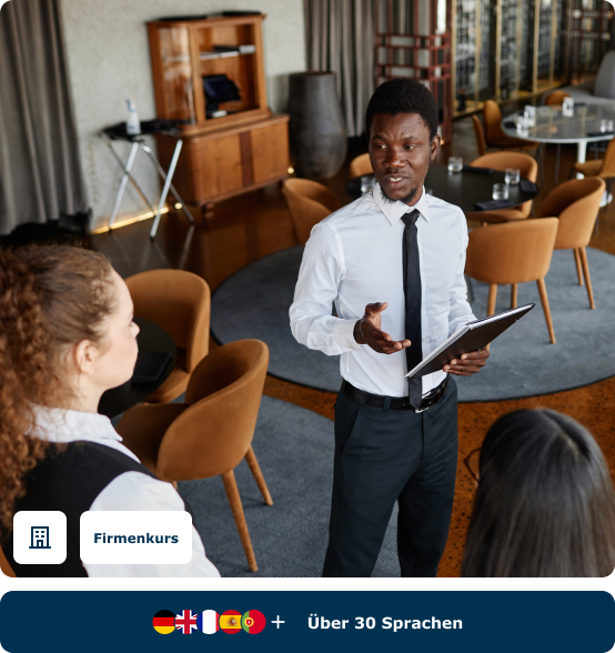 Trainer im Firmenkurs mit Servicekräften in einem Restaurant, Englisch für Hotellerie & Gastronomie von FOKUS Sprachen.